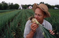 Mit Mistgabel und Federboa - Farmer John